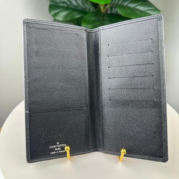 B114 💎✨Authentic Louis Vuitton Brazza Black Taiga Wallet - Picture 3 of 7